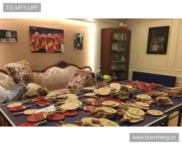 刷到刘国梁深夜吃泡面，桌子旁却搁着名表和私人菜单