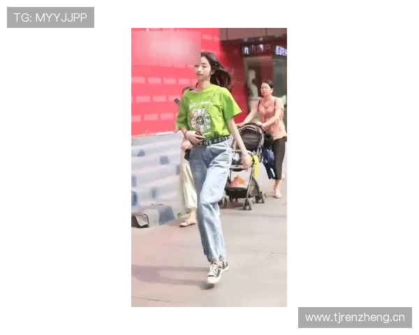 扎克拉文最新街拍，外套的价钱能盖我小区一层楼，笑不出来了