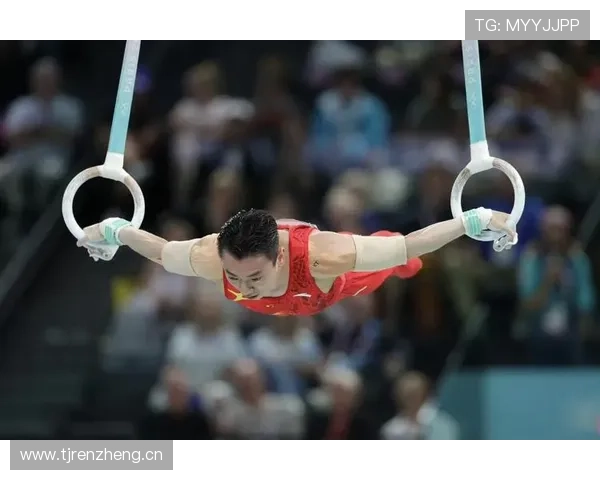 杨威晒家居照，墙上一排奖牌旁竟然还有迷你起跳台，我这租房党认输